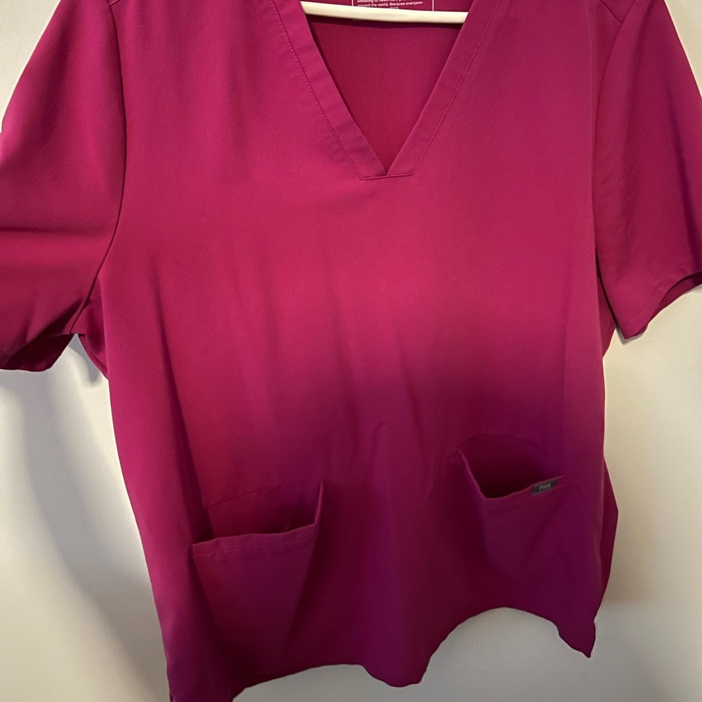 Figs Women's Short Sleeve V-Neck Top in Fuchsia